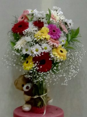 Cam Vazoda Ayıcık Papatya ve Gerbera Aranjmanı