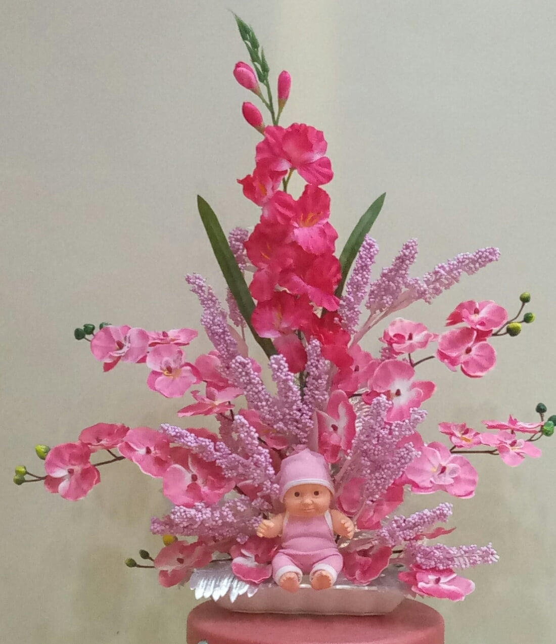 Seramik Tabakta Yapay Pembe Orkide ve Bebek Isparta 8 | Yiğitbaşı Çiçekçilik Seramik Tabakta Yapay Pembe Orkide ve Bebek Isparta 8
