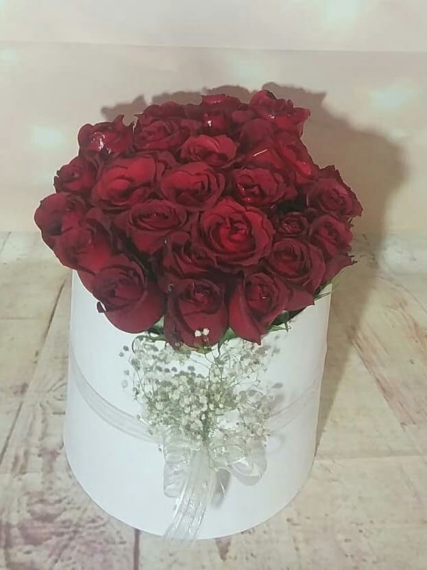 Isparta çiçekçi silindir kutuda kırmızı güller