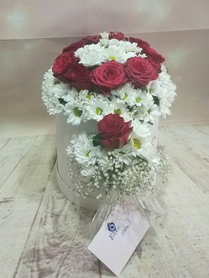 Silindir kutuda beyaz papatya ve kırmızı güller
