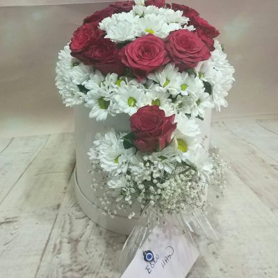Silindir kutuda beyaz papatya ve kırmızı güller
